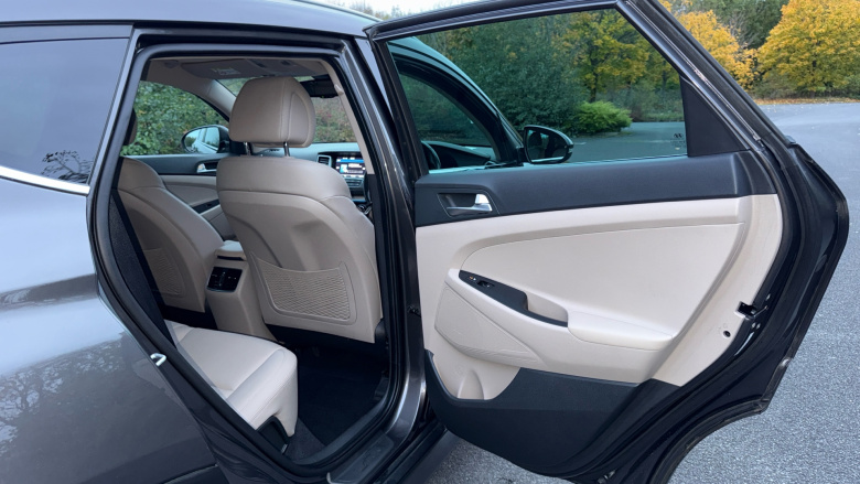 Hyundai Tucson 2.0 CRDi Blue Drive Premium 5dr 2WD Diesel Estate